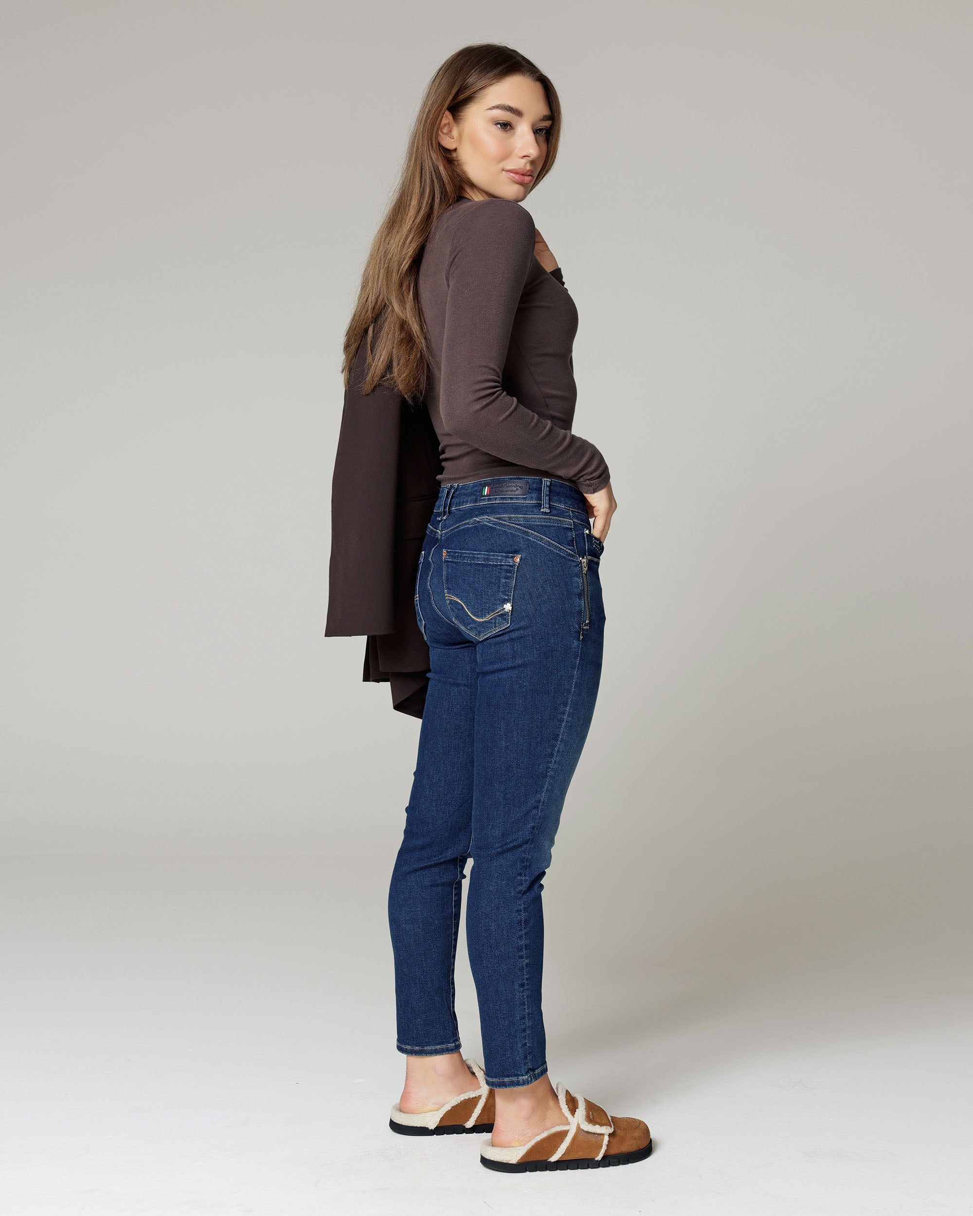 Dark Vintage Skinny Jeans | The Noemi Secondary image