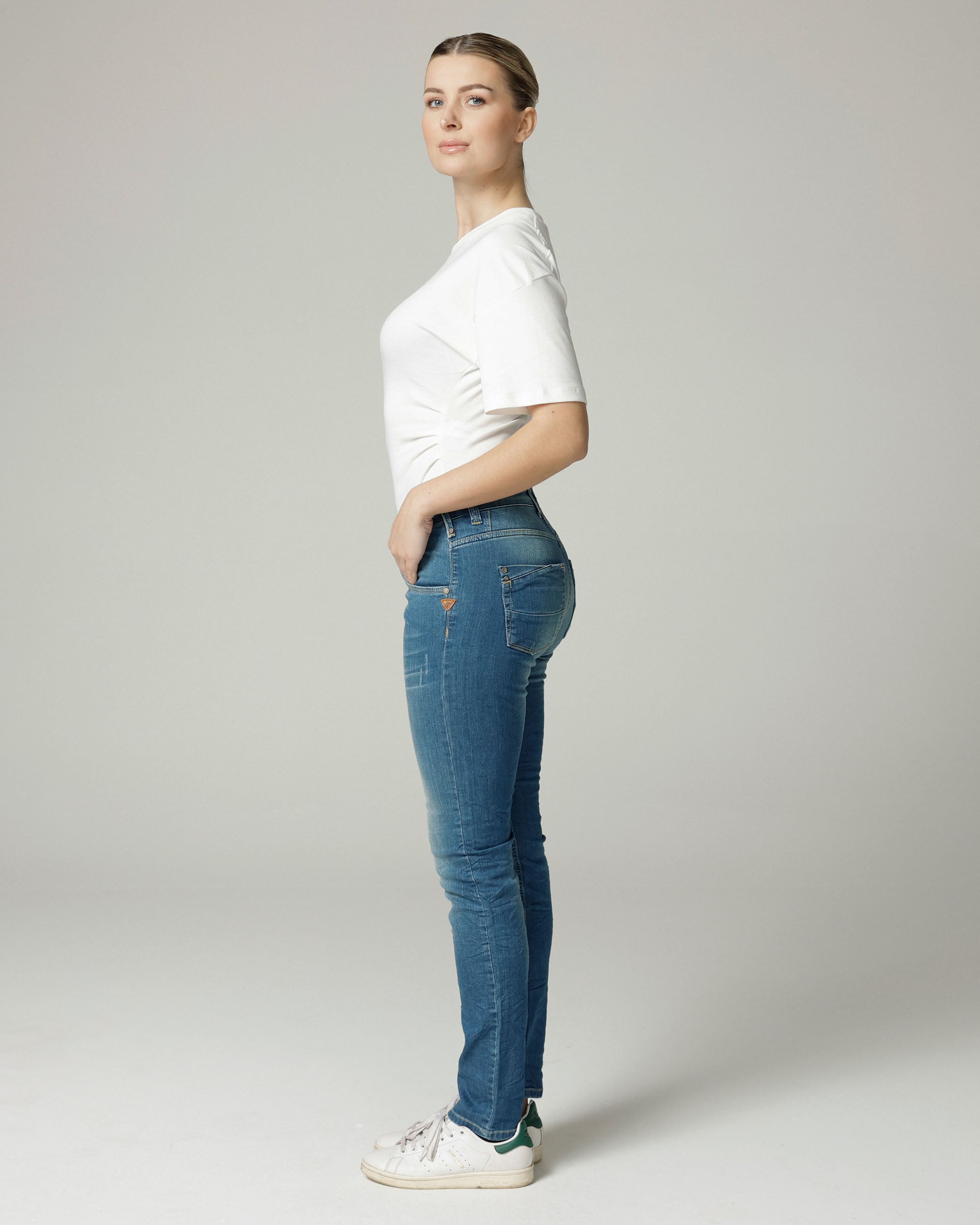 Light Mid Blue Vintage Slim Jeans | The Nelly Secondary image